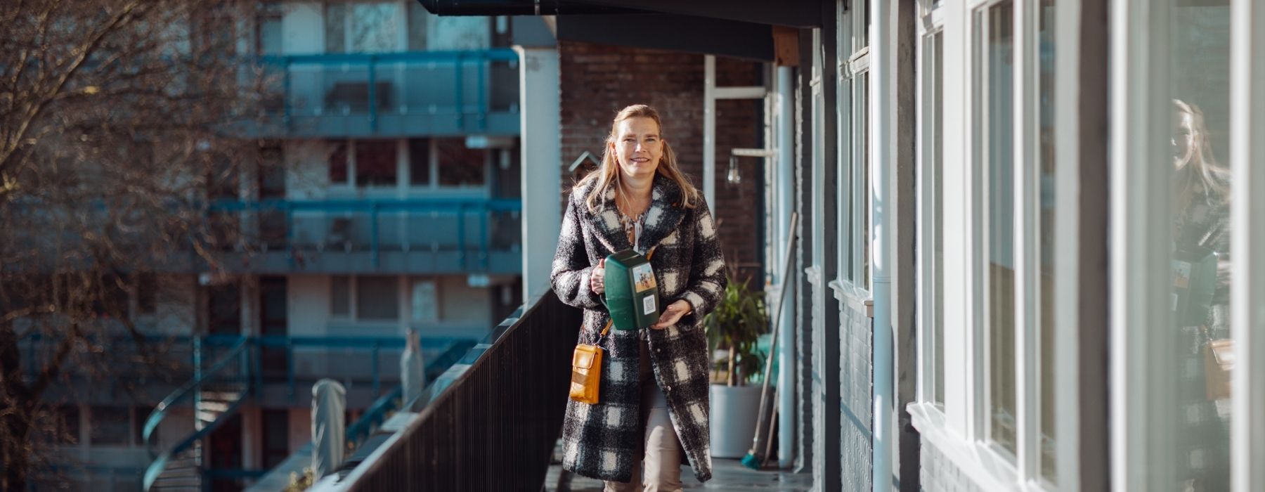 Glimlachende vrouw met collectebus